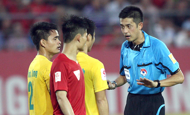 Lượt về V-League 2018, thuê “vua ngoại” cầm còi nhiều trận nhạy cảm