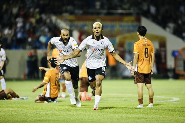 Lý do trọng tài công nhận bàn thắng của HAGL dù bóng đã chạm tay