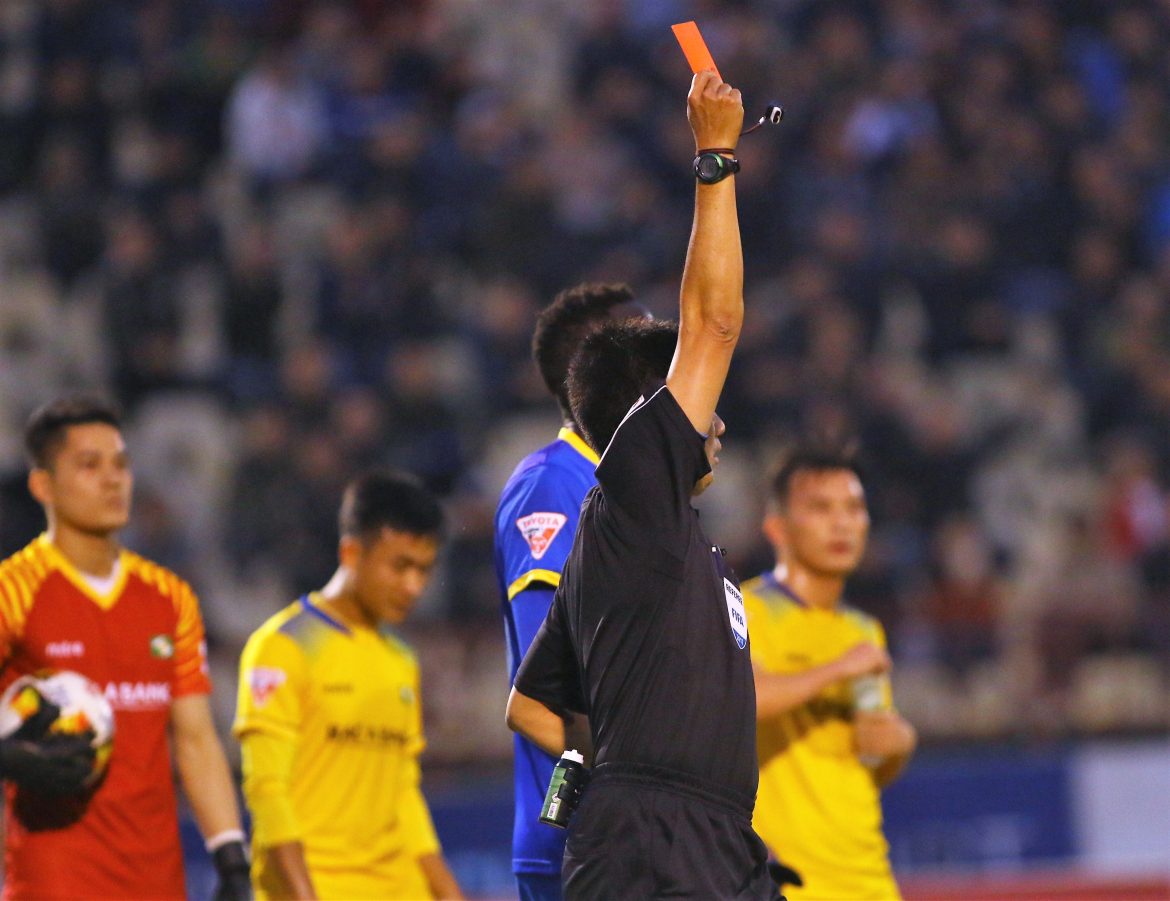 Mất ngôi vô địch, tiền đạo Thanh Hóa nói chuyện tay chân với trọng tài Minh Trí