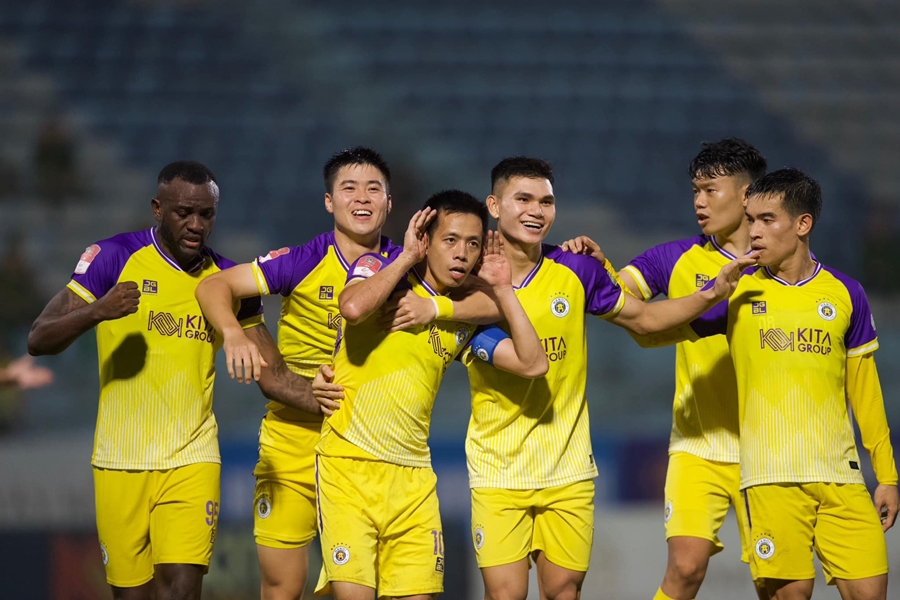 Mất người vì thẻ đỏ, thua đau phút bù giờ, HLV Hà Nội nói gì về trọng tài?