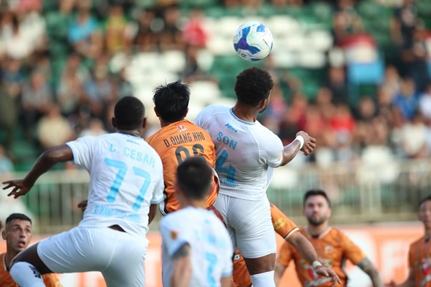 Minh Vương thoát thẻ đỏ, Xuân Son bất lực, HAGL hòa tiếc nuối ĐKVĐ Nam Định trên sân nhà