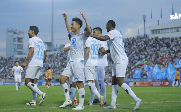 Nam Định bị phạt vì CĐV đốt pháo ngay trước vòng đấu quyết định