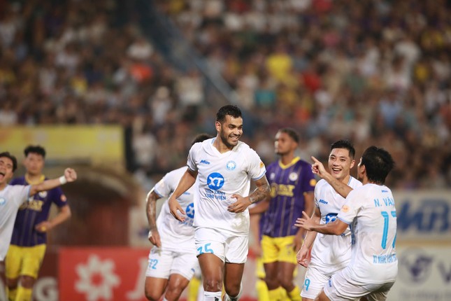 Nam Định đại thắng 3-0, gieo sầu cho Hà Nội FC ngay tại Hàng Đẫy