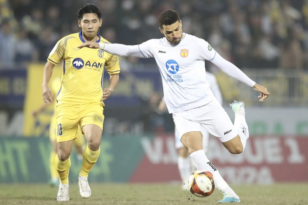 Nam Định giành 3 điểm ở phút bù giờ; Hà Nội trở lại với chiến thắng