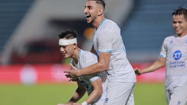 Nam Định thắng nhọc Svay Rieng trong thế 10 người, lộ nhiều điểm yếu cố hữu