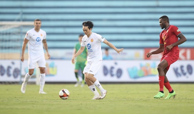 Nam Định tiến sát ngôi vương; Hà Nội phơi áo trước Bình Định trong trận cầu mưa bàn thắng