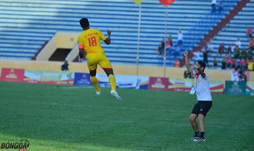 Nam Định “vùi dập” Viettel ngay tại Thiên Trường