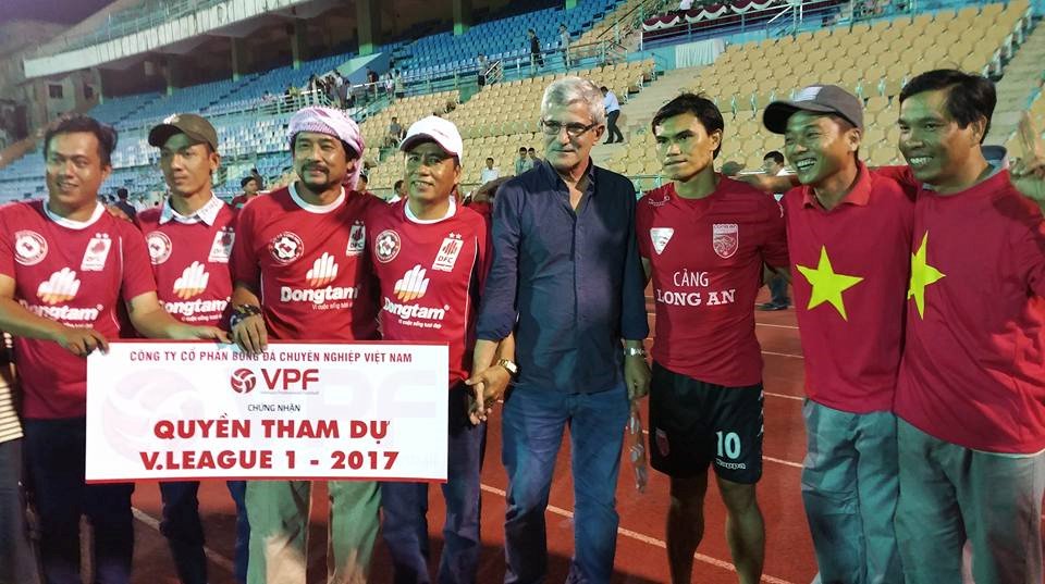 Né vụ “trò hề”, HLV Calisto chưa tính trở lại Việt Nam