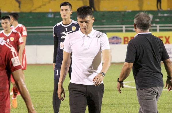 Ngó lơ HLV Alain Antoine, Quyền chủ tịch Công Vinh thân mật con trai HLV Calisto