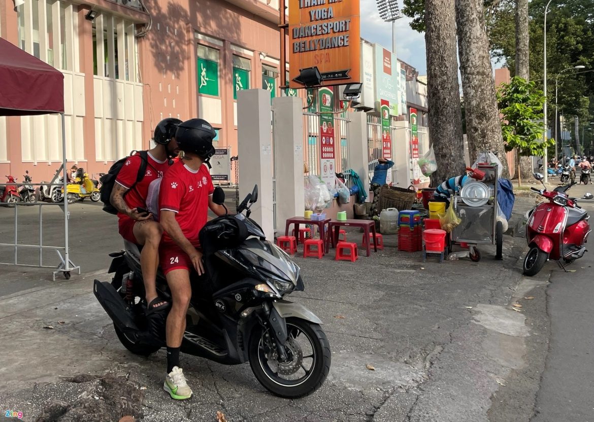 Ngoại binh bị thanh lý rời đội TP.HCM bằng xe máy
