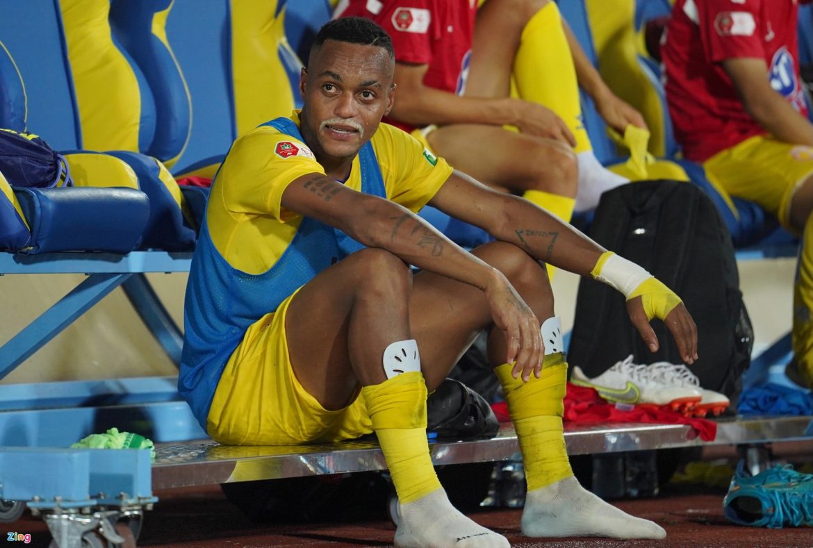 Ngoại binh CLB Nam Định hóa tội đồ trong trận thua Bình Dương