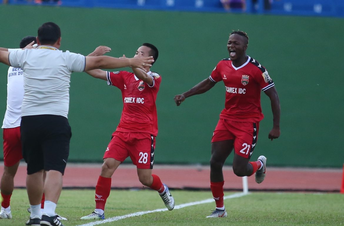 Ngoại binh tỏa sáng, Bình Dương có 3 điểm trên sân nhà