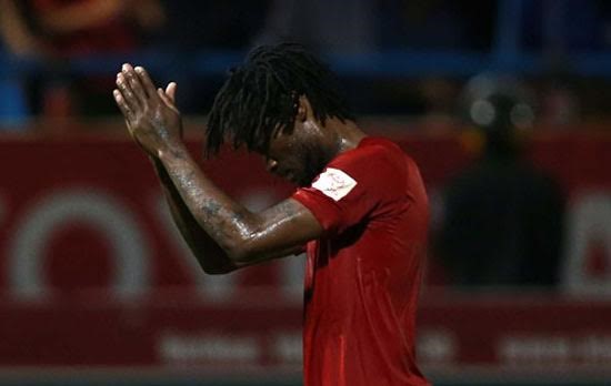 Ngoại binh V-League xin lỗi vì hành vi vái lạy trọng tài