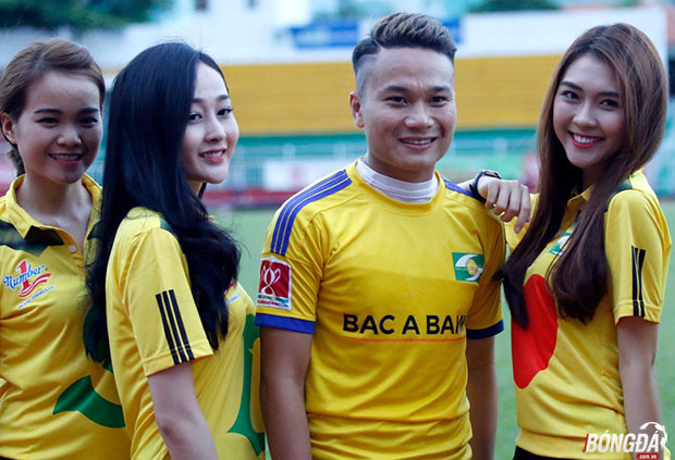 Ngọc Hải, Phi Sơn tươi tắn bên fan nữ trước trận SLNA gặp Sài Gòn