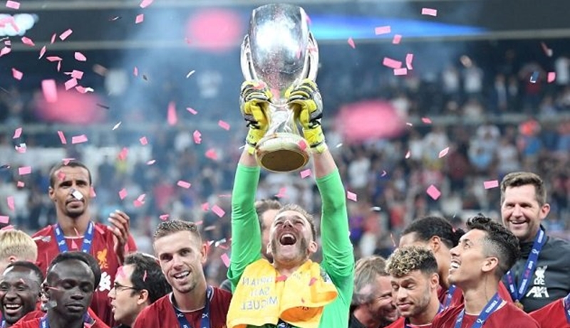 “Người hùng” của Liverpool và bài học cho Phí Minh Long