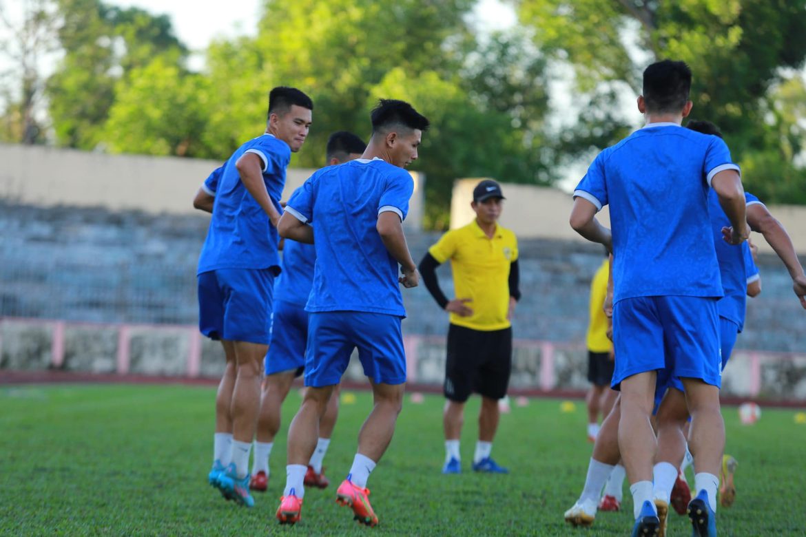 Nhà nghèo, HLV V-League thừa nhận ‘sống chung với lũ’