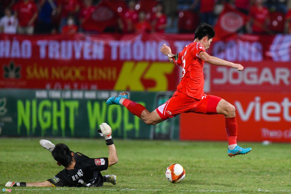 Nhâm Mạnh Dũng bật khóc khi phá lưới SLNA