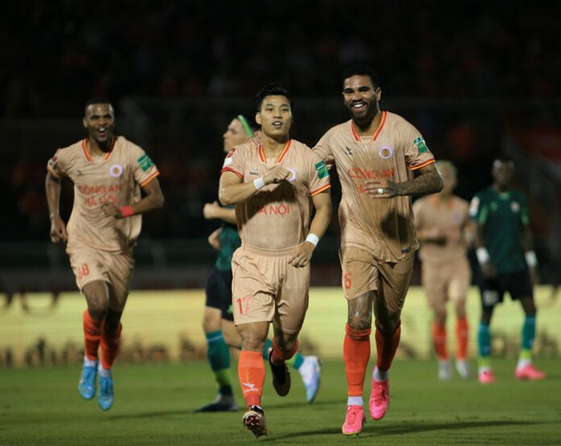 Nhìn ‘ngựa ô’ V-League thăng hoa, phép màu nào cho HAGL?