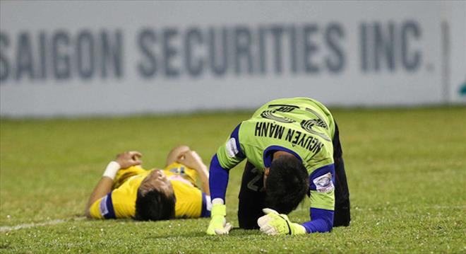 NÓNG: Thủ môn Nguyên Mạnh có thể nghỉ thi đấu 6 tháng