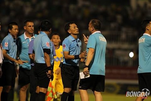 Nóng: Trọng tài bẻ còi, HAGL thua ngược 3-2