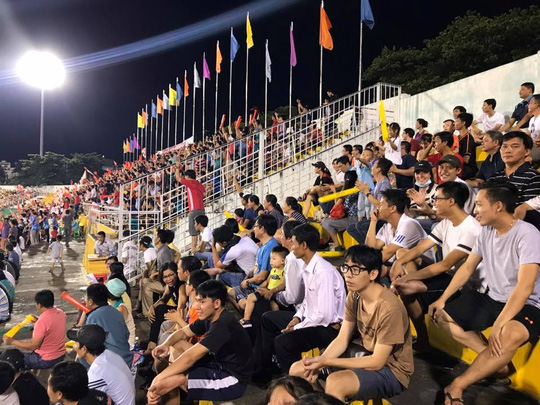 Oan cho Công Vinh, sân Thống Nhất không thu tiền nhà vệ sinh