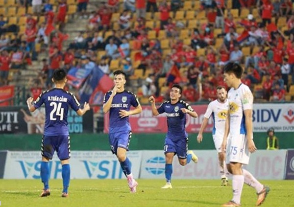 Oseni giành danh hiệu Vua phá lưới, Tiến Linh cho Công Phượng hít khói