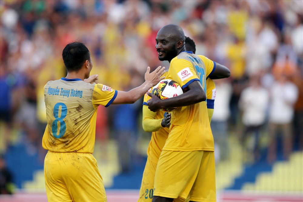 Phản lưới nhà, hỏng phạt đền, FLC Thanh Hóa buông một tay khỏi chiếc cúp vô địch