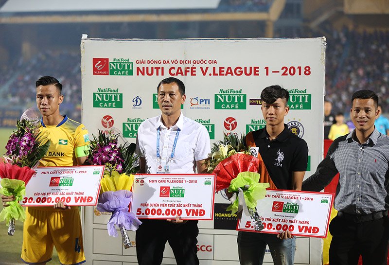 Phan Văn Đức ăn mặc sành điệu, buồn bã ngồi cạnh bạn gái tin đồn