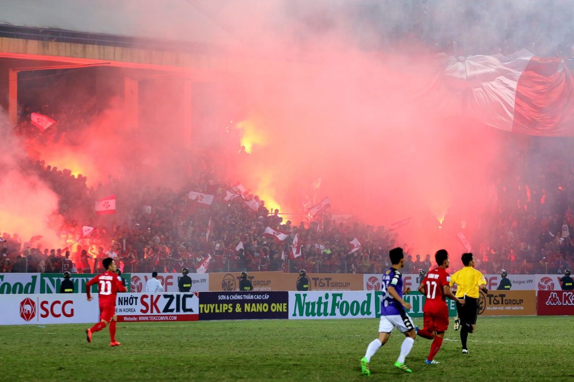 Pháo sáng trên khán đài: Đặc sản hay thuốc độc?