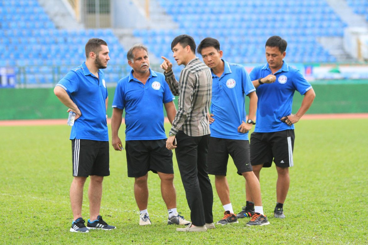 Phó chủ tịch CLB TP.HCM thể hiện quyền uy trên sân tập