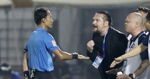 Quá bức xúc! 2 hình ảnh hơn nghìn lời nói ở V.League