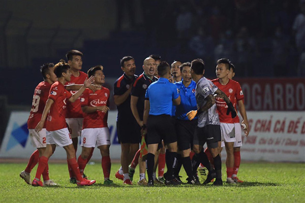 Quá khích với trọng tài, CLB TP.HCM nhận 3 án phạt từ VFF