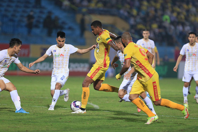 Quang Hải lập công giúp Hà Nội FC đánh bại Thanh Hóa