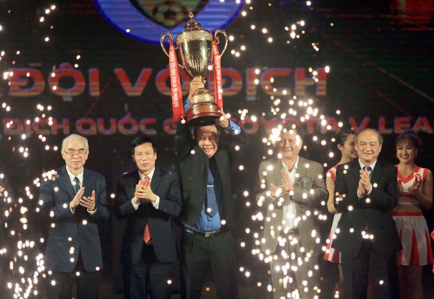 Quảng Nam FC nhận chiếc cúp thứ 2 tại Gala các giải bóng đá chuyên nghiệp QG năm 2017