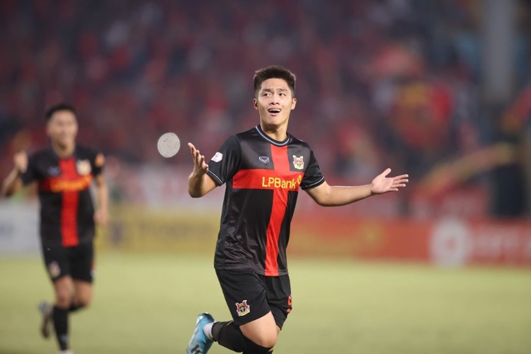 Quốc Việt lập siêu phẩm, Ninh Bình giữ mạch bất bại trước Hà Nội FC