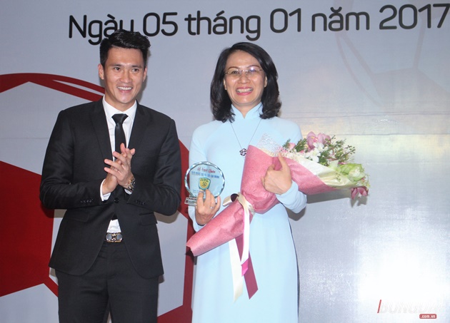 Quyền chủ tịch Công Vinh tươi như hoa ngày CLB TP.HCM xuất quân