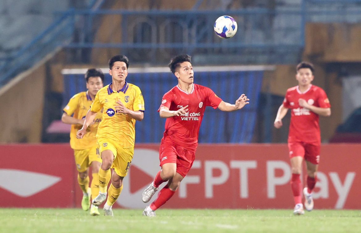 Quyết định của trọng tài ở trận Viettel vs SLNA gây tranh cãi ra sao?