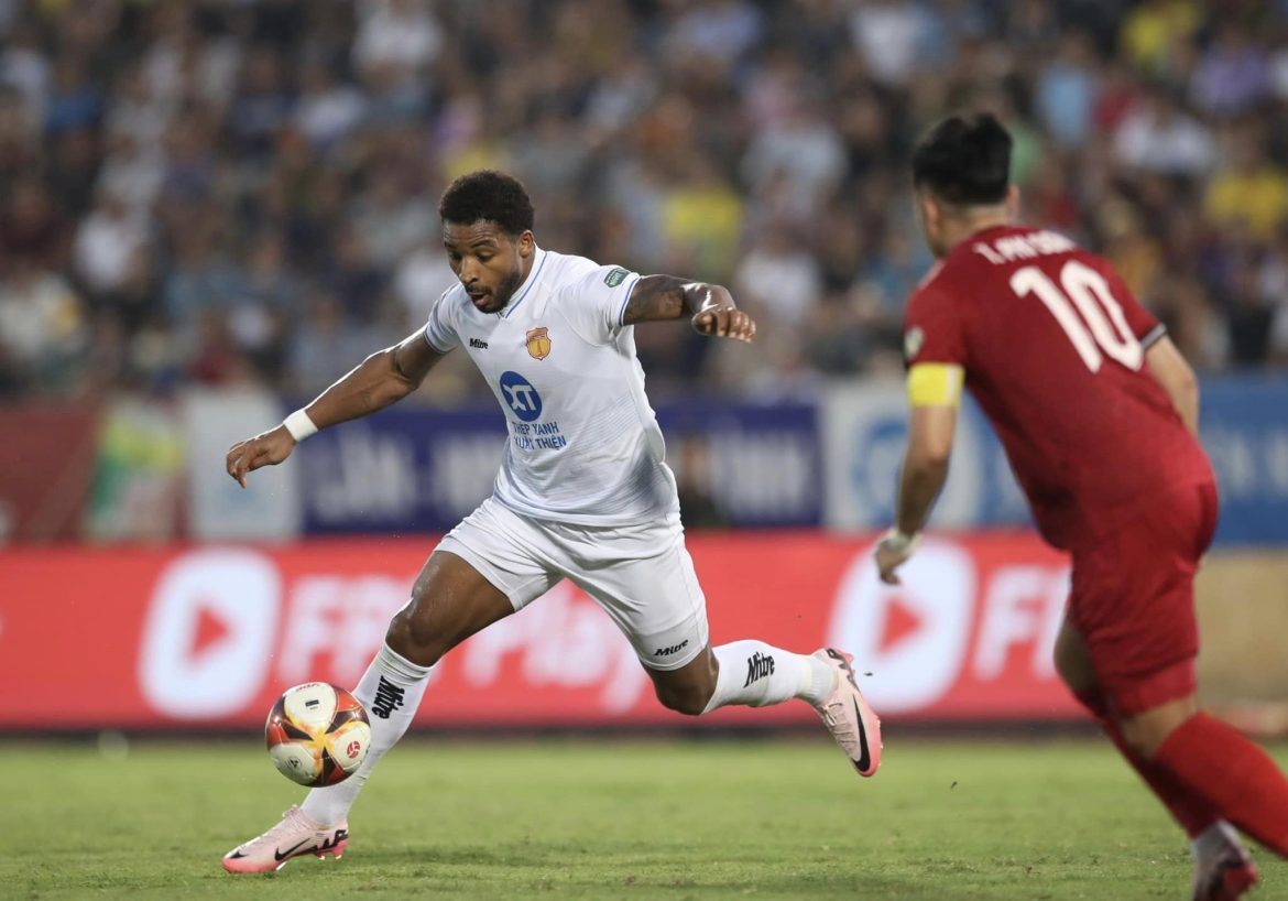 Rafaelson lên tiếng, HLV bồi hồi nhắc về tiền đạo ‘chân gỗ’