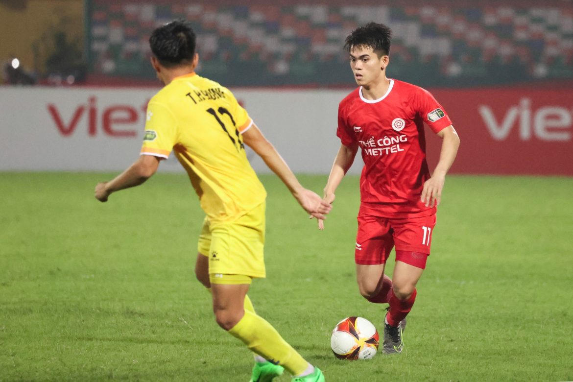 Sân Hàng Đẫy bị ‘cắt diện tích’, VPF nói gì?