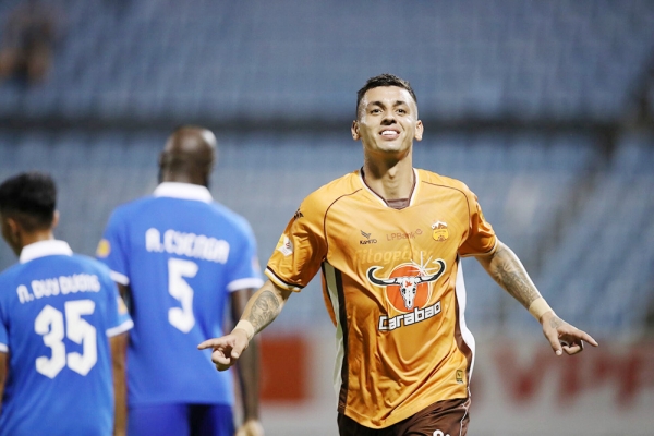 Sao HAGL nhận thẻ đỏ ngay sau khi ghi bàn