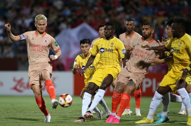 Sao U22 Việt Nam giúp CAHN lội ngược dòng trước SLNA; Bình Định hòa kịch tính Nam Định