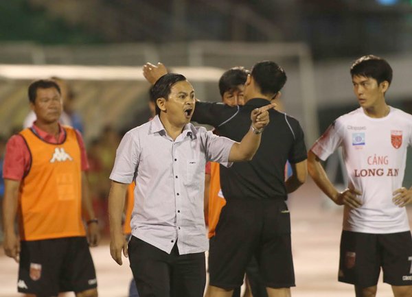 Sau bê bối trên sân Thống Nhất: Còn ai tự trọng giơ tay?