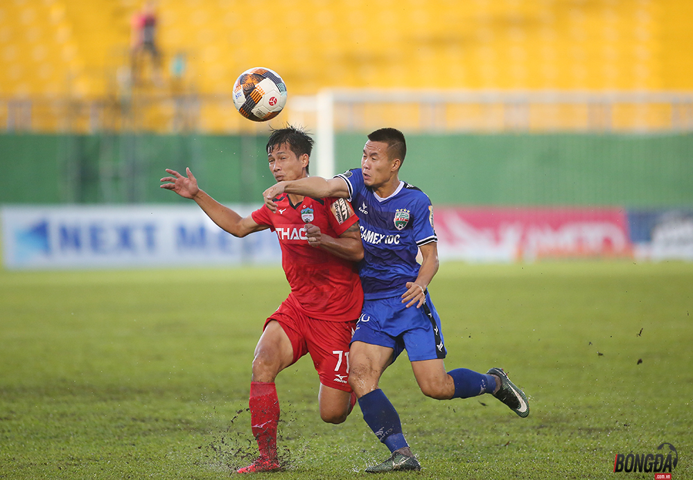 Sếp HAGL tố trọng tài công nhận “bàn thắng ma” cho Bình Dương