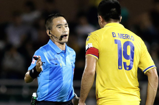 “Sếp” trọng tài hứa rút kinh nghiệm, Nam Định yêu cầu từ chức