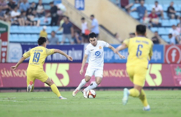 SLNA cản bước Nam Định, đẩy HAGL xuống áp chót BXH; Bình Dương bại trận trong ngày Tiến Linh mờ nhạt