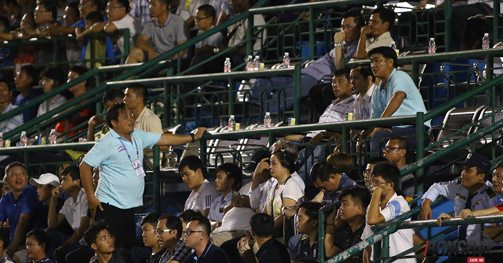 SỐC: Trận cầu 6 bàn thắng, 2 HLV bị đuổi và 1 thẻ đỏ