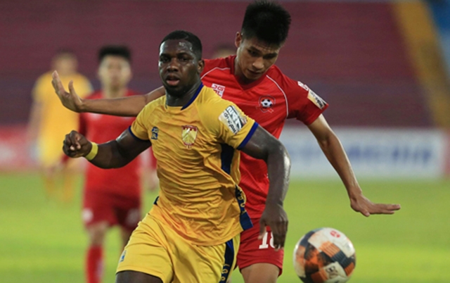 SỐC: Trợ lý CLB Hải Phòng lao vào sân định “tẩn” trọng tài