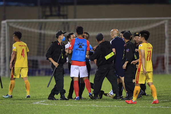 SỐC! Trọng tài được CSCĐ hộ tống khi bị thành viên CLB TP.HCM bao vây