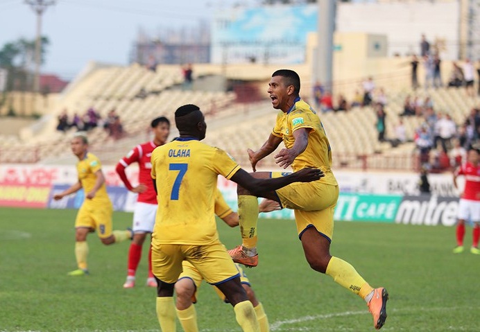 Song sát ngoại binh tỏa sáng, SLNA vẫn bị chia điểm tại thành Vinh