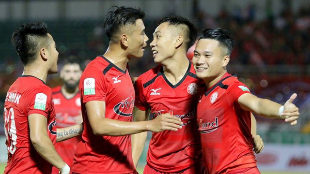 Sự tương phản thú vị của hai trường phái bóng đá tại V-League